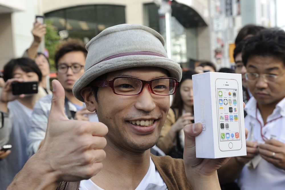 Apple Inc Starts To Sell New iPhone 5S And iPhone 5C