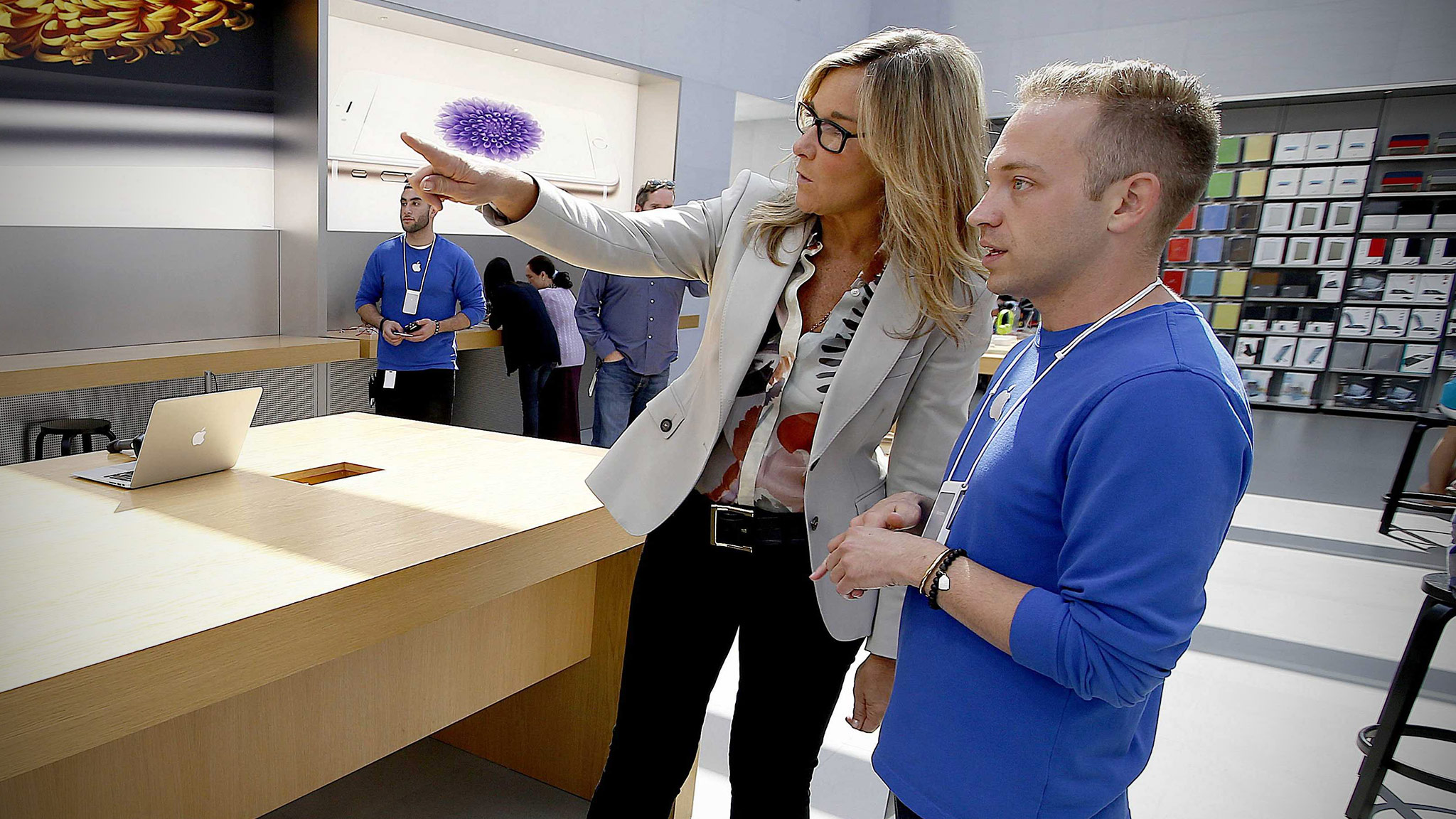 Angela-Ahrendts-Apple-Store-cover