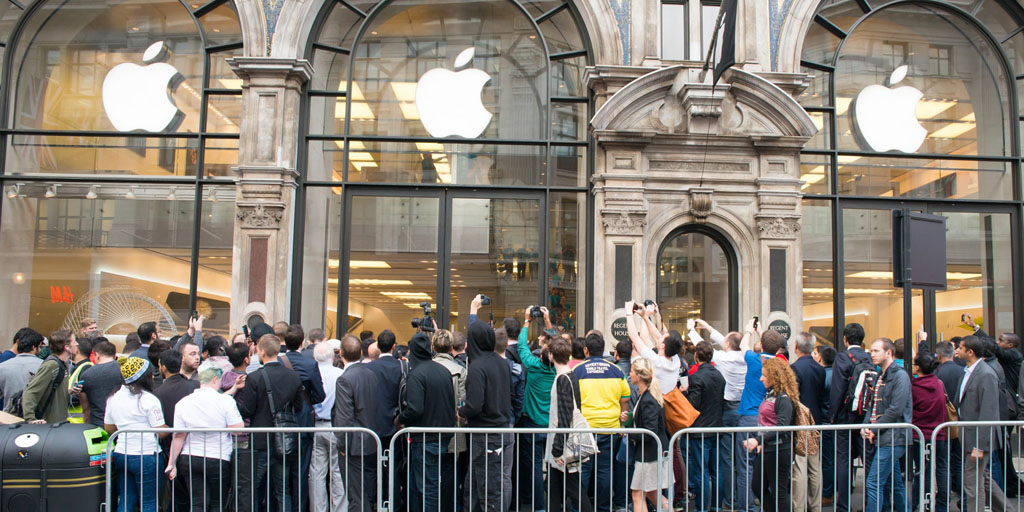 19 Sep 2014, London, England, UK --- London, United Kingdom. 19th September 2014 -- Hundreds of people queue in front of Apple store on Regent's street to buy the brand's new smartphone, the iPhone 6, London, UK. -- Thousands of fans have been queuing overnight near the Apple story in London to get their hands on brand's latest product, the iPhone 6, which is available in the UK from September 19. Zoltan Wiettchen from Hungary was the first to buy the product. --- Image by © Michael Tubi/Demotix/Corbis