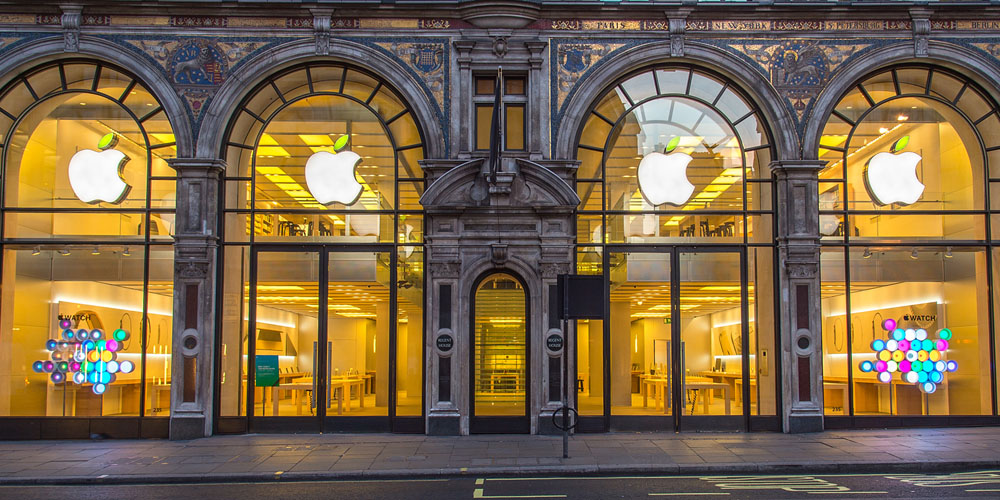 LONDON, ENGLAND - APRIL 22: A general view of Apples' Regent St store on Earth Day at Regent Street on April 22, 2015 in London, England. (Photo by Ben A. Pruchnie/Getty Images for Apple)