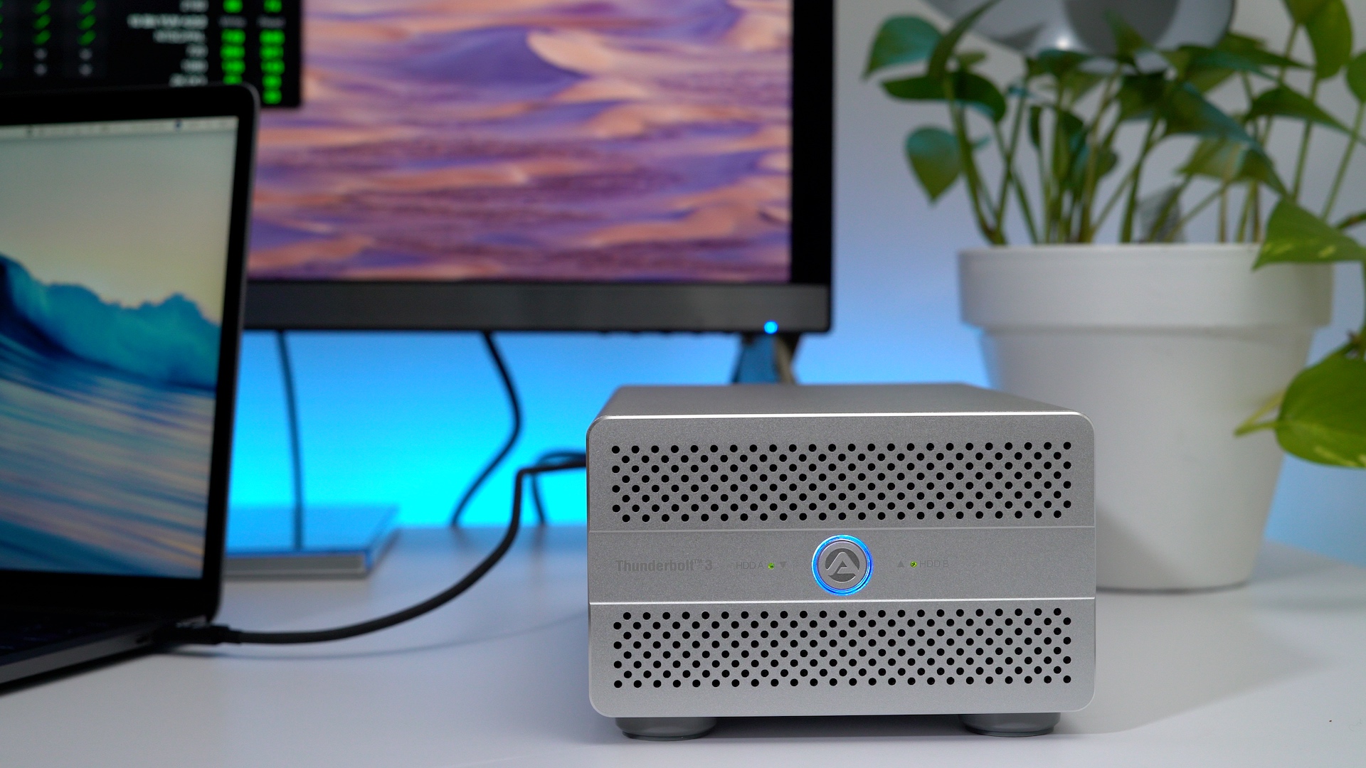 akitio-thunder3-duo-pro-quad-review-displayport-thunderbolt-3-connected