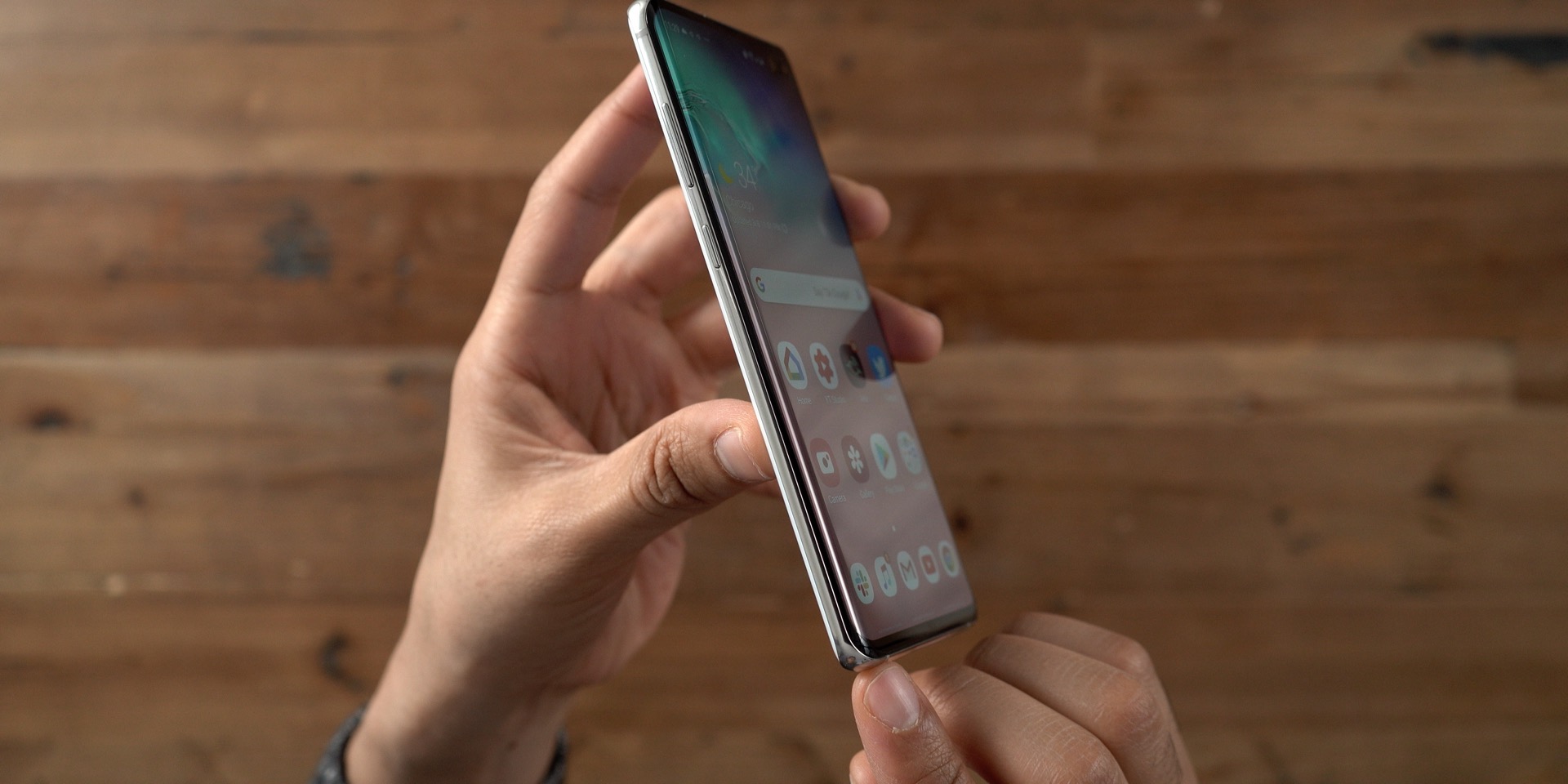 Galaxy S10+ vs iPhone Edge Display