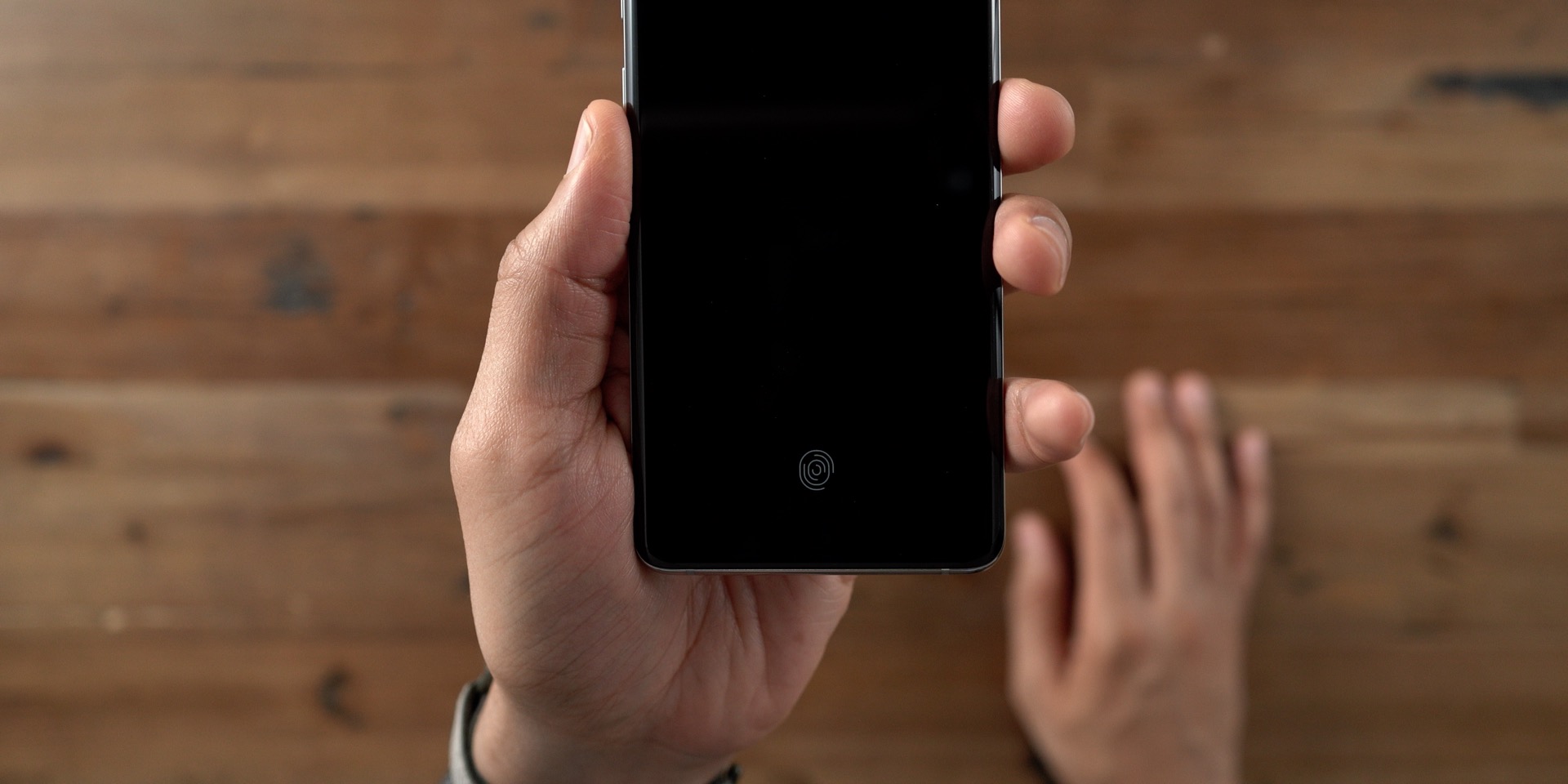 Galaxy S10+ vs iPhone In-Display fingerprint sensor