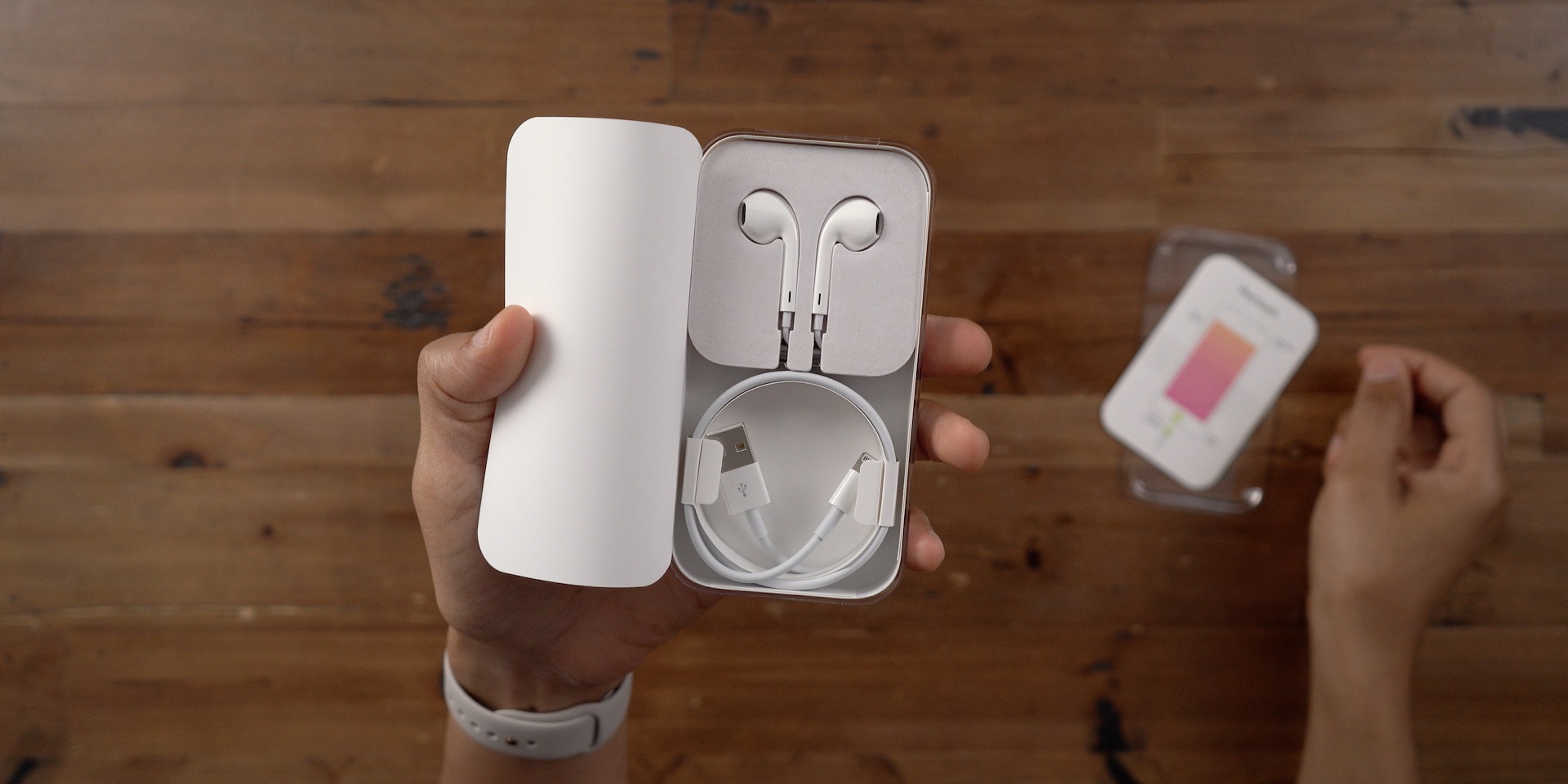 Unboxing iPod touch 7 headphones and Lightning cable