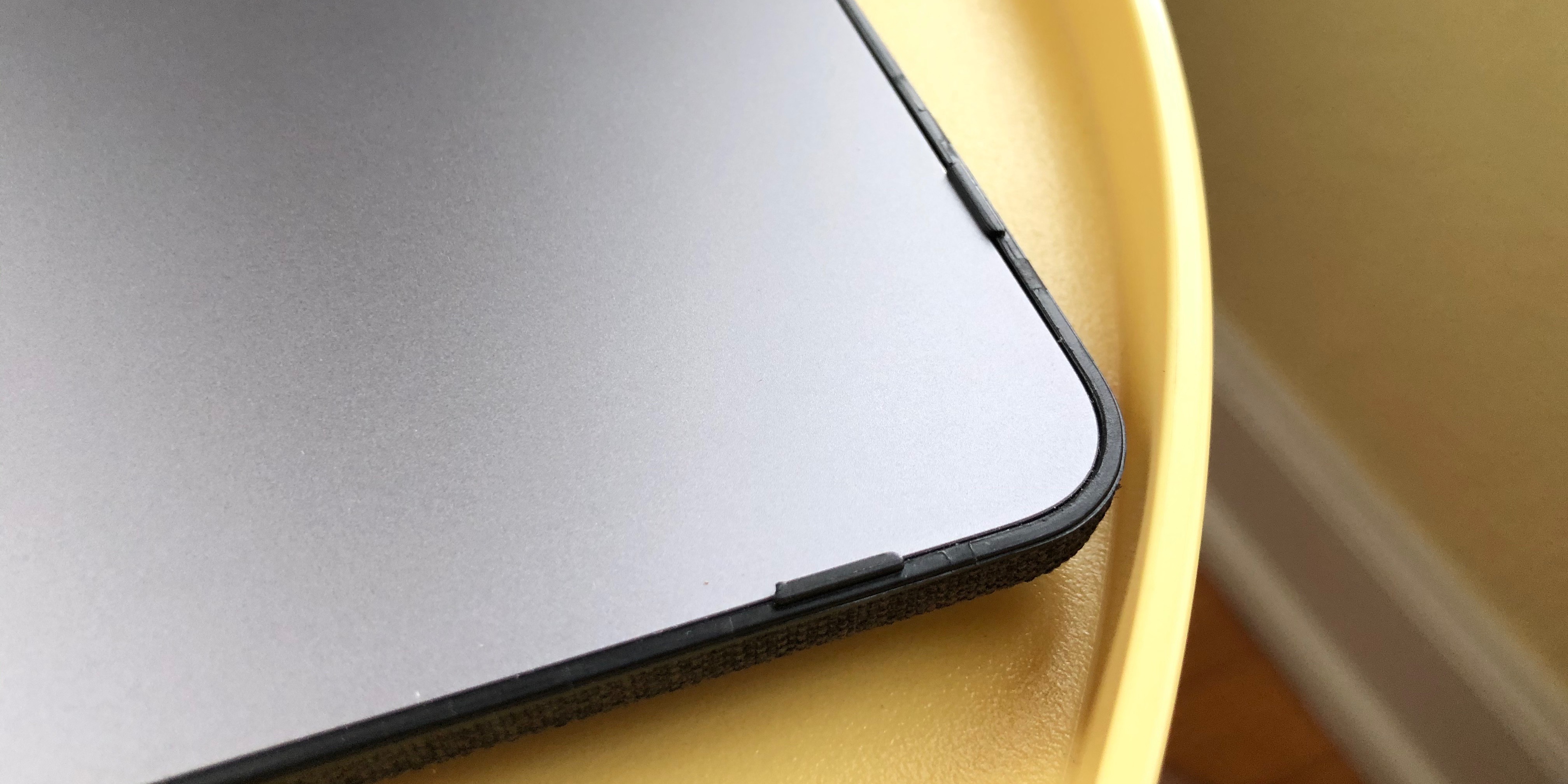 Incase Textured Hardshell MacBook Pro clips