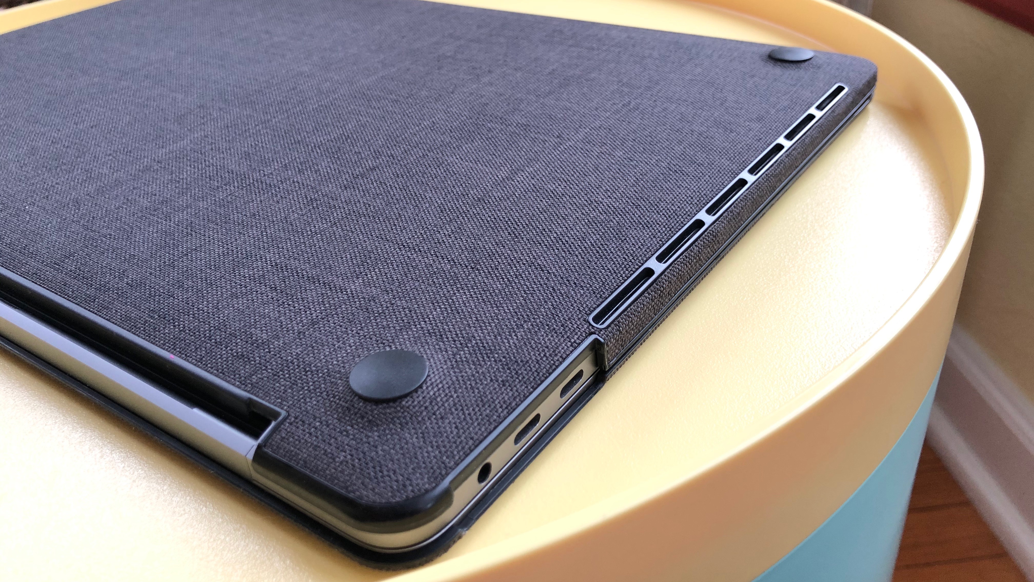 Incase Textured Hardshell MacBook Pro bottom
