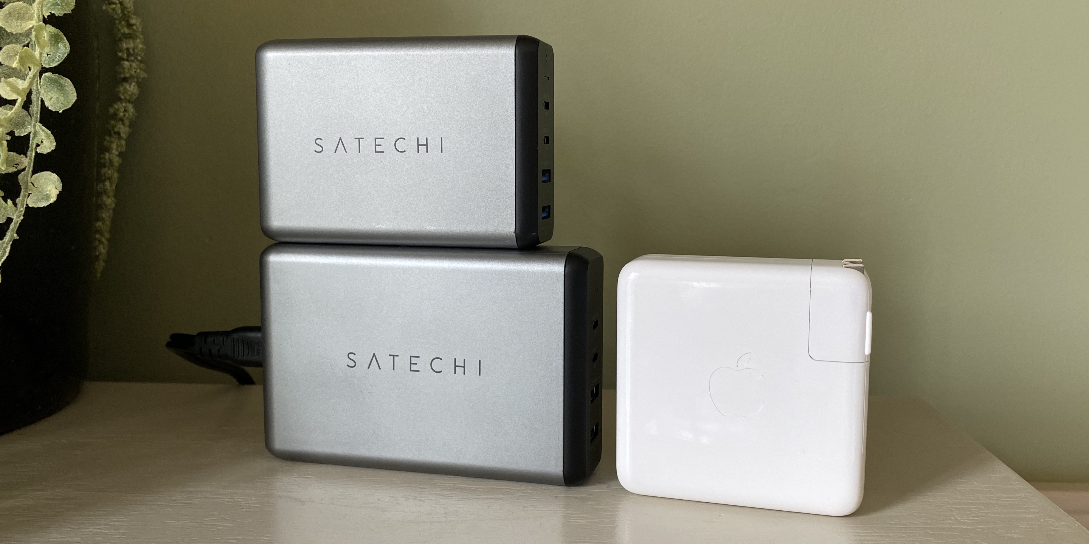 Review Satechi 108W USB-C Desktop Charger size comparison