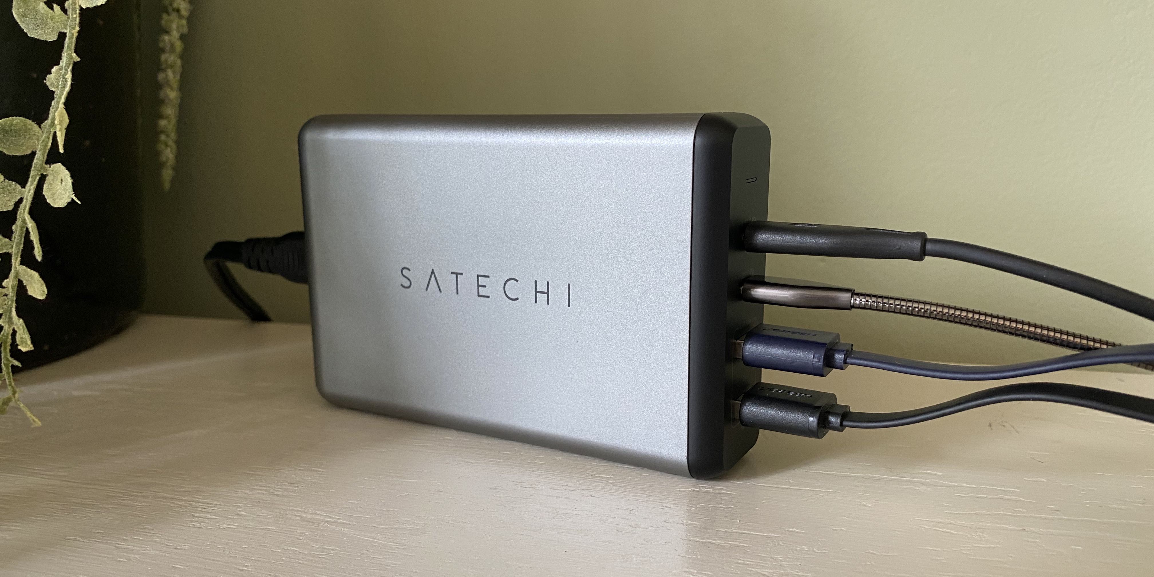 Review Satechi 108W USB-C Desktop Charger all plugged up