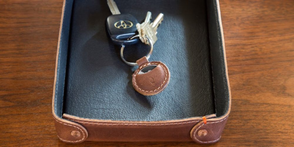 Pad Quill leather AirTags keychain case