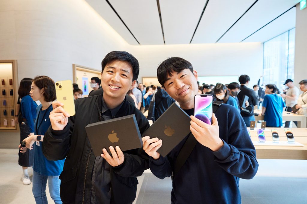 Apple opens new store in South Korea's Gangnam District with unique glass facade