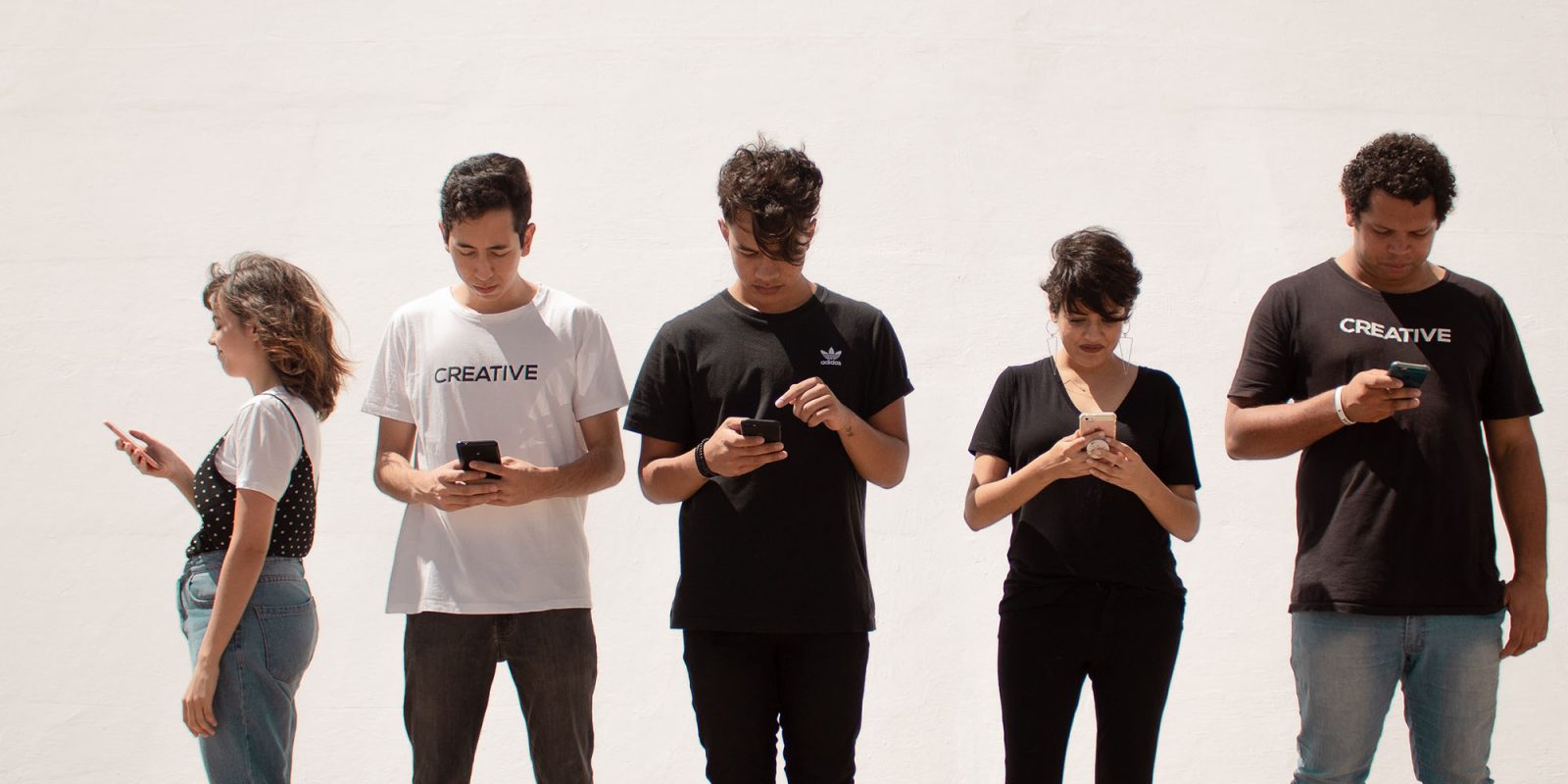 Teen Instagram and Facebook accounts | Five teenagers using smartphones